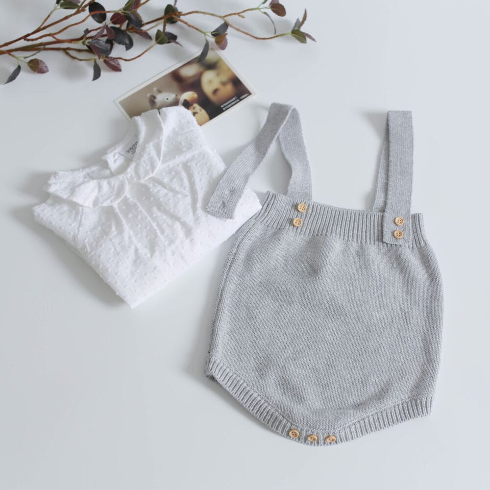 Romper in maglia con bretelle fisse e bottoni - immagine 5