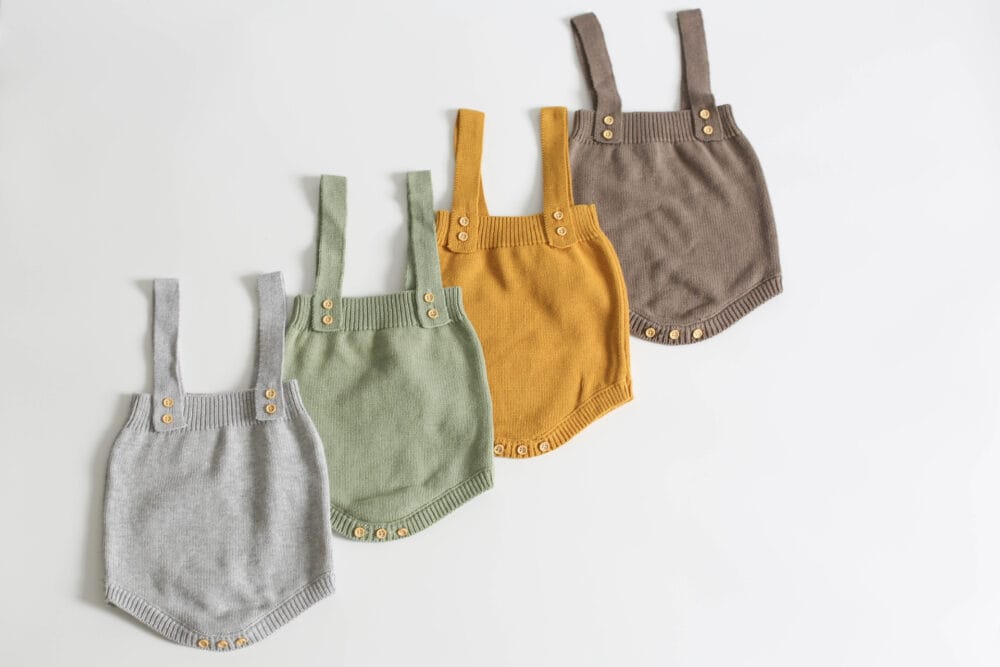 Romper in maglia con bretelle fisse e bottoni - immagine 4