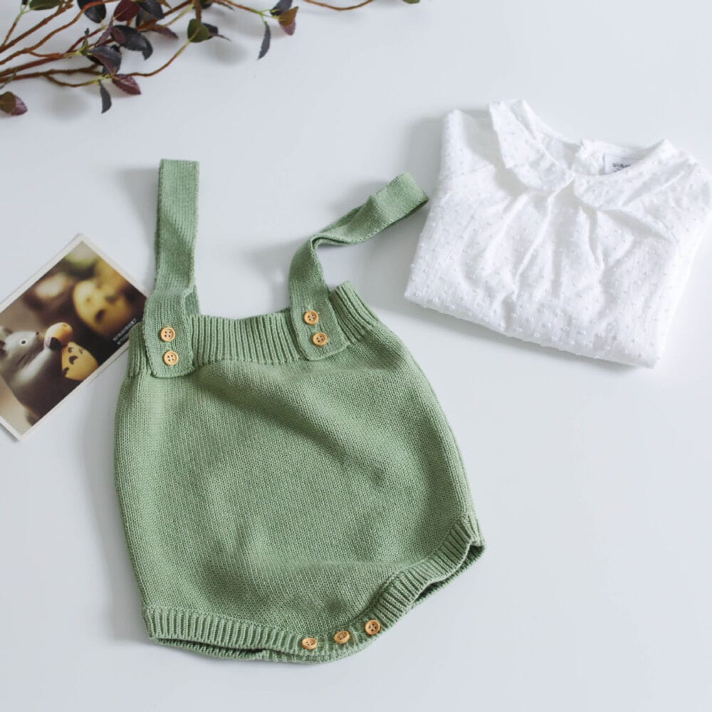 Romper in maglia con bretelle fisse e bottoni - immagine 6