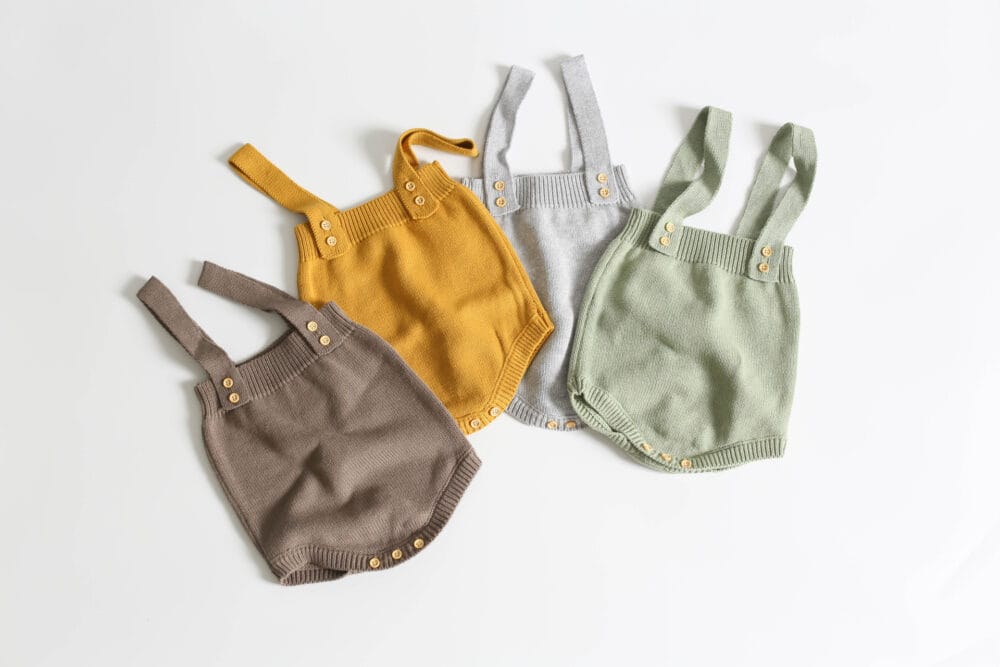 Romper in maglia con bretelle fisse e bottoni - immagine 3