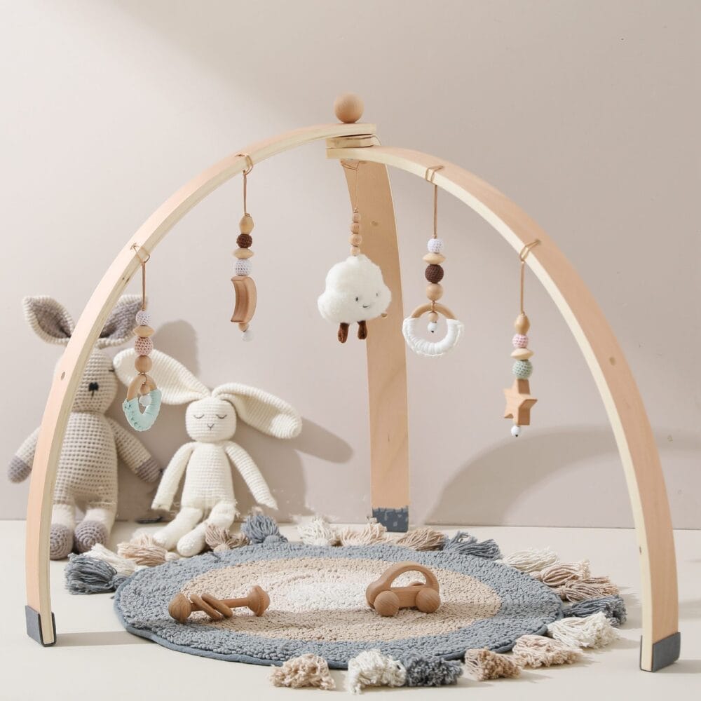 Arco giochi in legno con pendenti sensoriali