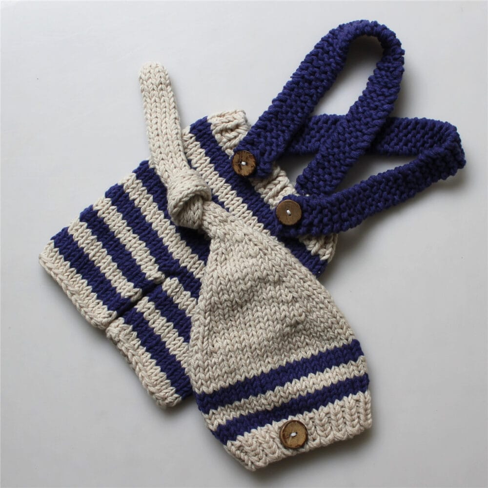 Set in maglia a righe con pantaloncini e cappellino - immagine 4
