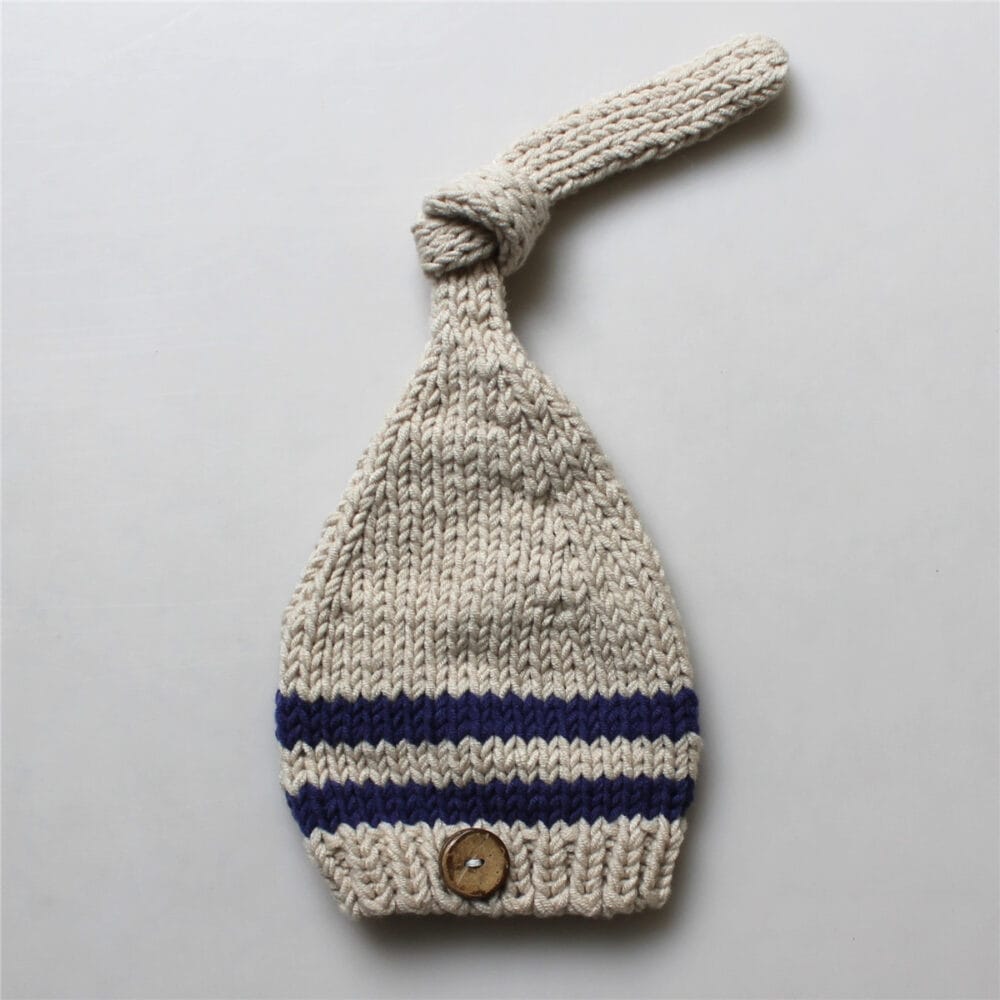 Set in maglia a righe con pantaloncini e cappellino - immagine 2