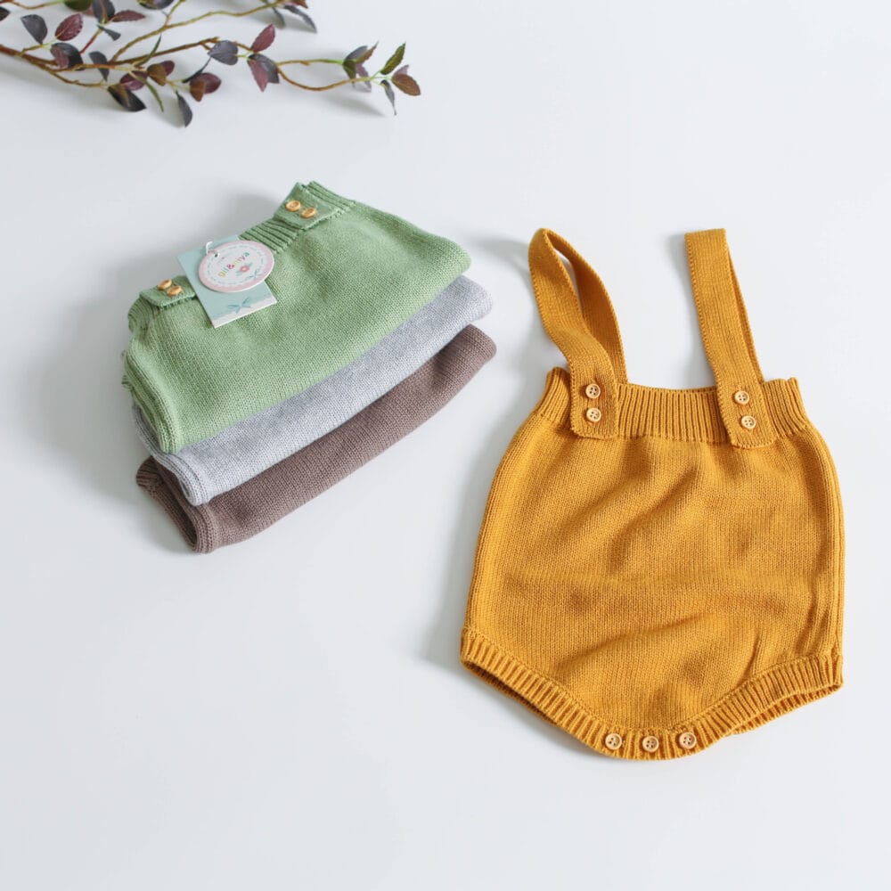 Romper in maglia con bretelle fisse e bottoni - immagine 2