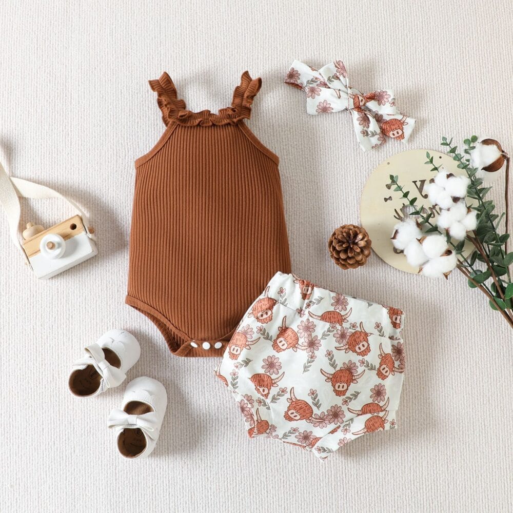 Set estivo con body a costine, shorts e cerchietto