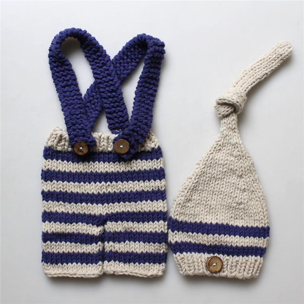 Set in maglia a righe con pantaloncini e cappellino
