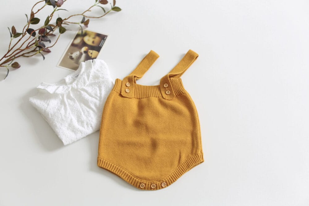 Romper in maglia con bretelle fisse e bottoni - immagine 7