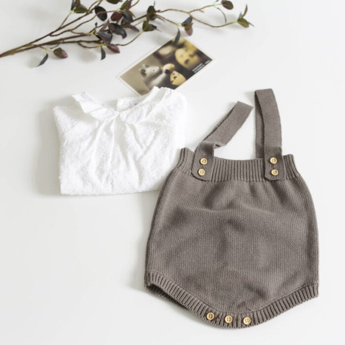 Salopetă tricotată cu bretele fixe și nasturi