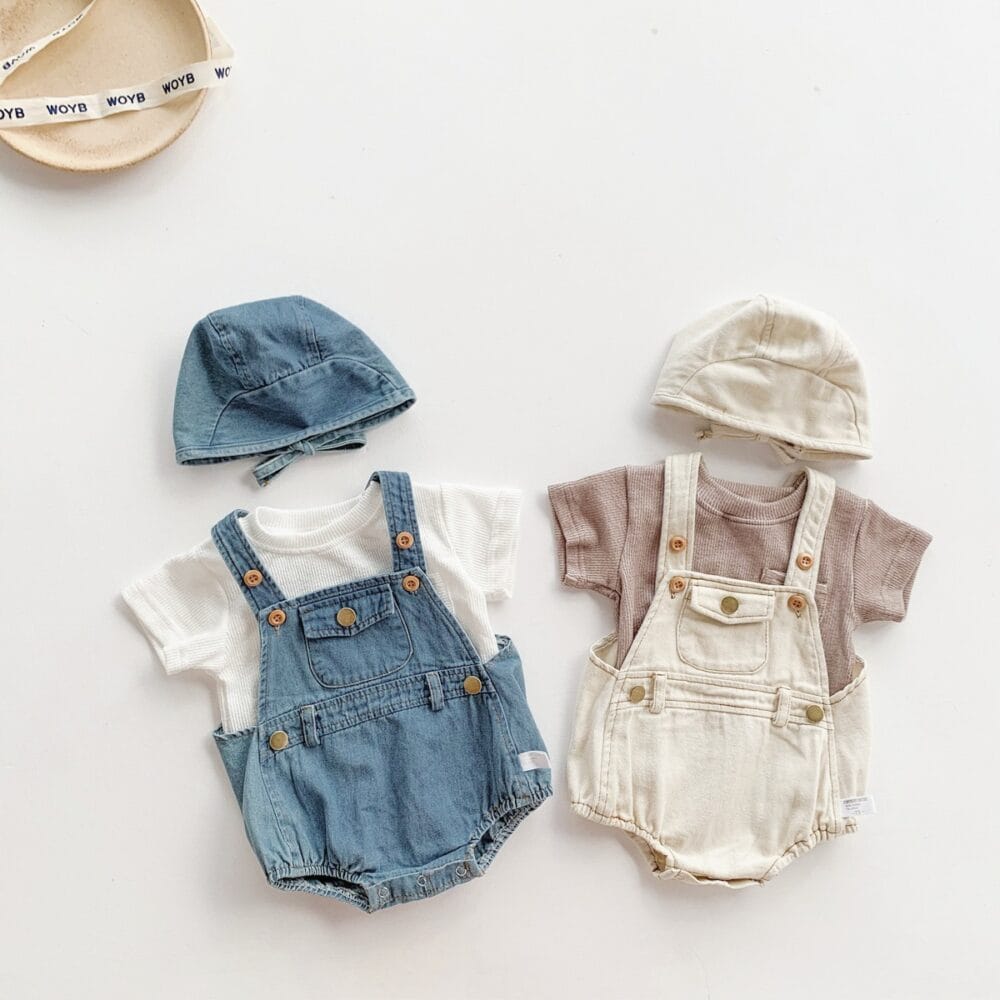 Salopette in jeans con cappellino coordinato – Look estivo neonato
