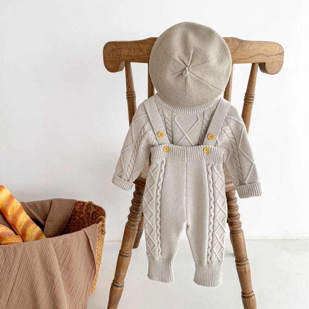 Completo in maglia a trecce con salopette - immagine 2