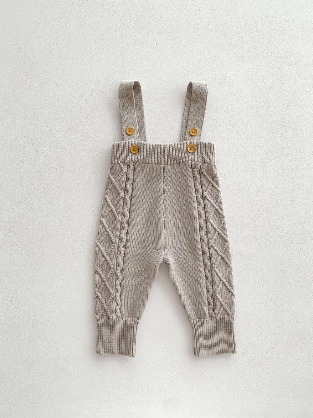 Completo in maglia a trecce con salopette - immagine 9