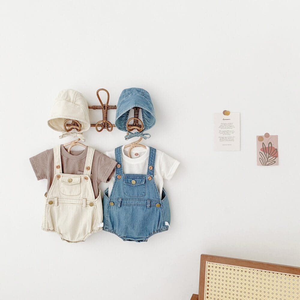 Salopette in jeans con cappellino coordinato – Look estivo neonato - immagine 3