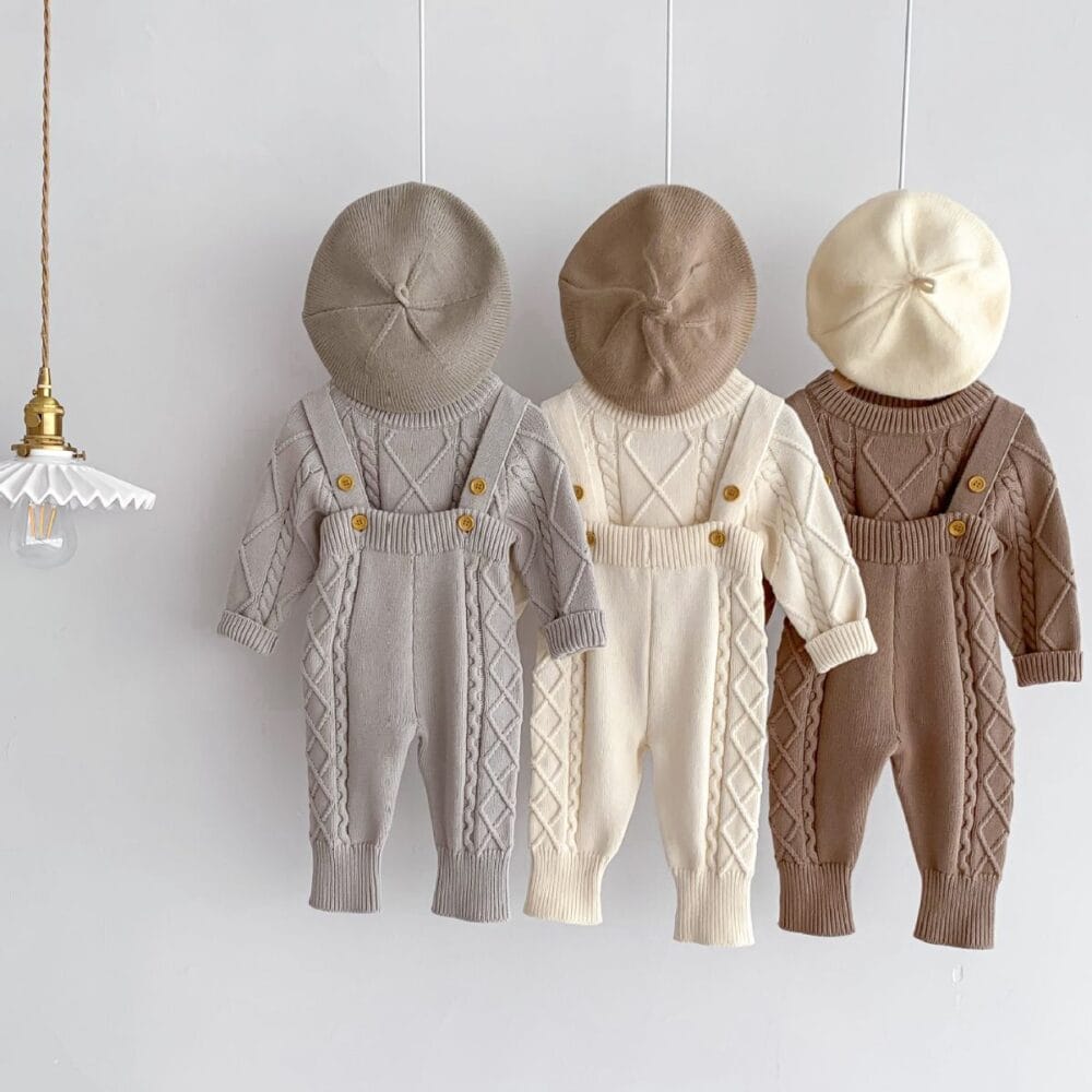 Completo in maglia a trecce con salopette