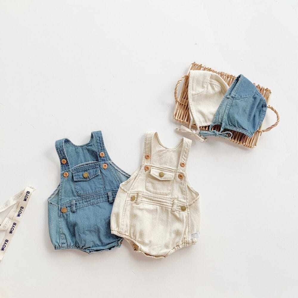 Salopette in jeans con cappellino coordinato – Look estivo neonato - immagine 2