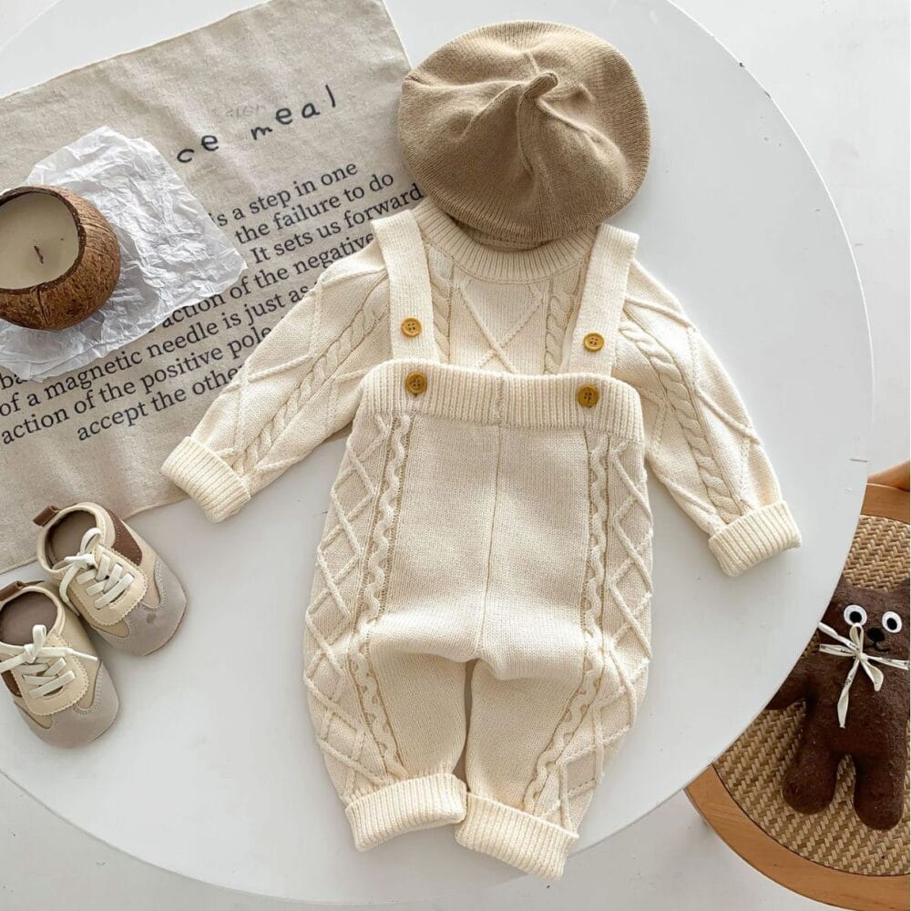 Completo in maglia a trecce con salopette - immagine 3