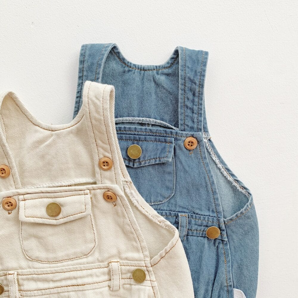 Salopette in jeans con cappellino coordinato – Look estivo neonato - immagine 4