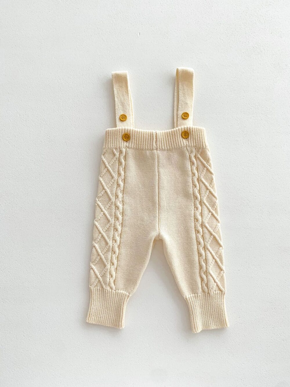 Completo in maglia a trecce con salopette - immagine 6