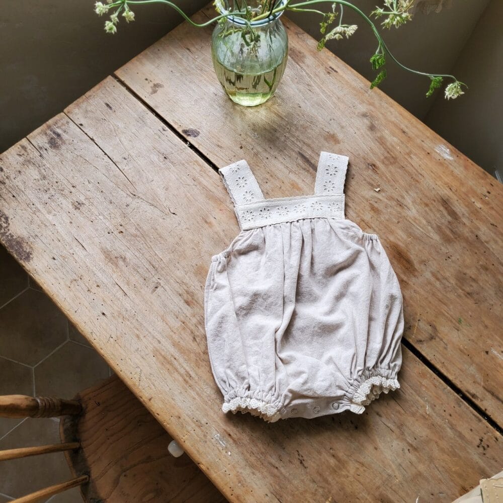 Completo estivo bimba in cotone con ricami - immagine 8