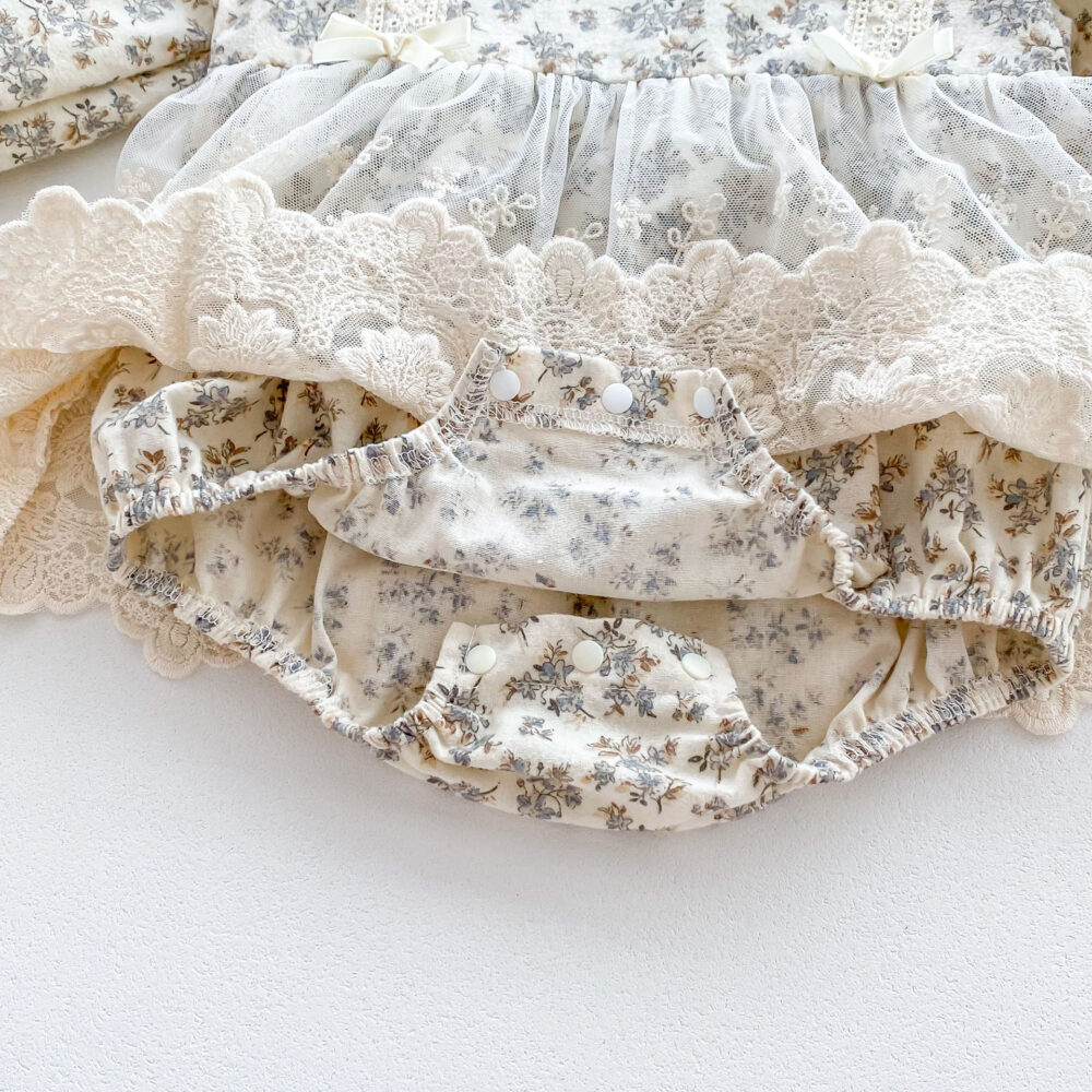 Tutina floreale con pizzo e cappellino - immagine 4