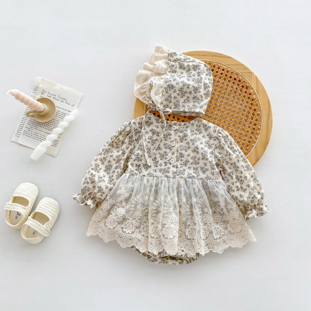 Tutina floreale con pizzo e cappellino - immagine 5
