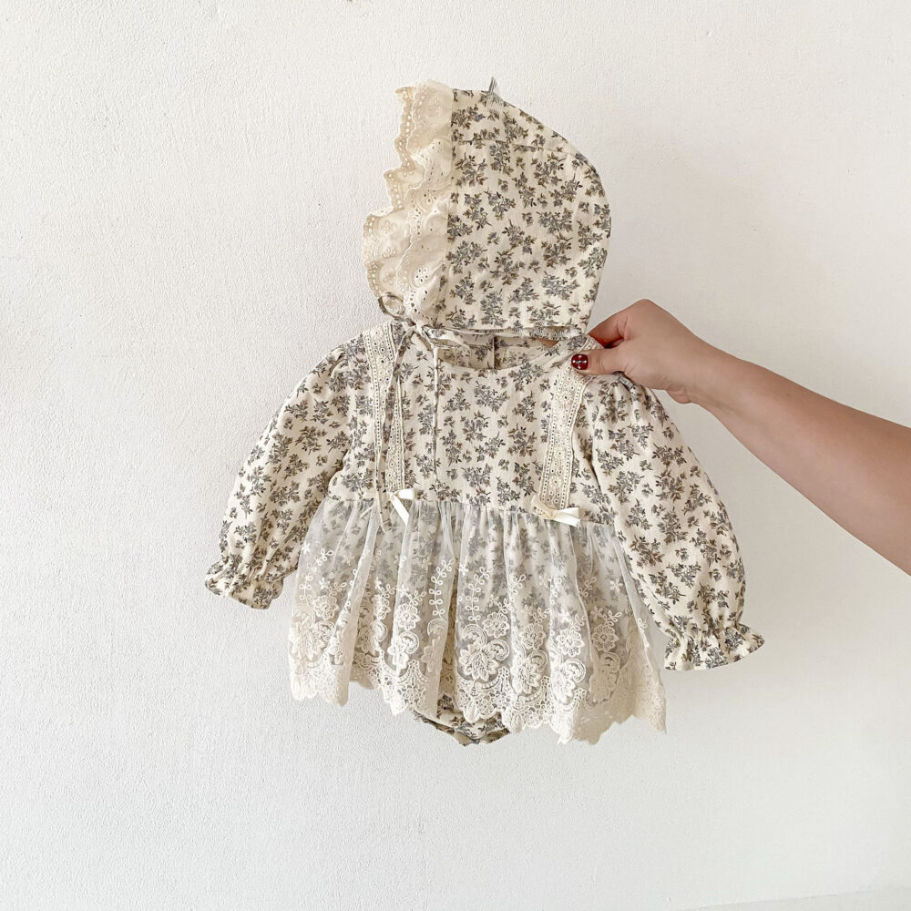 Tutina floreale con pizzo e cappellino - immagine 2