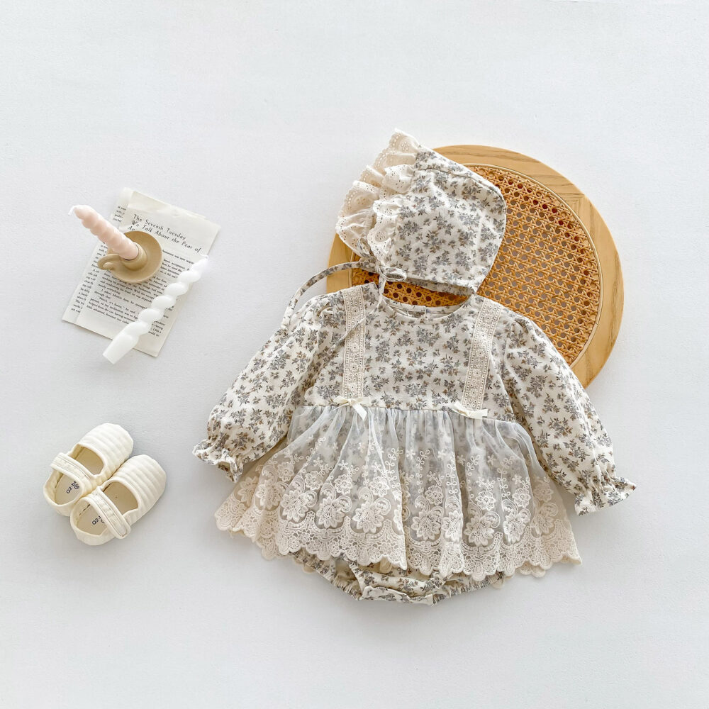 Tutina floreale con pizzo e cappellino